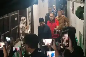 Pramono Anung Takziah ke Rumah Korban Tewas Kericuhan Pejompongan dan Jenguk Siswa SMA yang Terluka