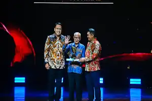 Dedikasi Tanpa Batas: Wamen Komdigi Apresiasi 'Mbah Guru Matematika' yang Aktif Mengajar Lewat Media Sosial