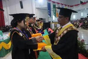 Rektor Unimed Lepas 2.133 Wisudawan, Dorong Penguasaan Teknologi Digital dan AI di Era Kompetitif