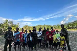 Sambut HUT RI ke-81, Satgas Yonif 764/IB Salurkan Bantuan Alat Olahraga di Perbatasan Yembun