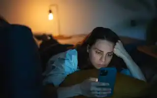 Waspadai Doomscrolling: Kebiasaan Mengonsumsi Berita Negatif yang Mengancam Kesehatan Mental