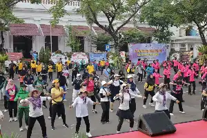 Pererat Silaturahmi, Polrestabes Surabaya Gelar Olahraga Bersama Sambut Hari Bhayangkara ke-80