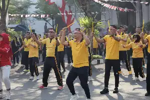 Rayakan HUT RI ke-81, Polrestabes Surabaya dan Warga Pererat Kebersamaan Lewat Lomba Tradisional