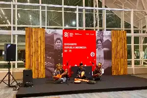 Redam Kejenuhan Penumpang Imbas Delay, Alunan Gambus Rammang-Rammang Menggema di Bandara Sultan Hasanuddin