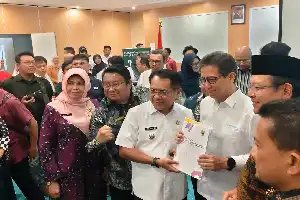 Perkuat Layanan Kesehatan Dasar, Bupati Padang Pariaman Serahkan Proposal Pustu ke Menkes