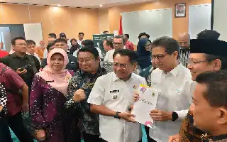 Perkuat Layanan Kesehatan Dasar, Bupati Padang Pariaman Serahkan Proposal Pustu ke Menkes