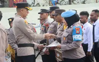 Berprestasi di Gelanggang Olahraga hingga Medan Tugas, 15 Personel Polres Fakfak Terima Penghargaan
