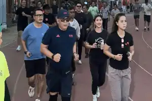 Kunjungi Lapangan THOR Surabaya, Hasto Kristiyanto Ajak Generasi Muda Bangun Karakter Bangsa Lewat Olahraga