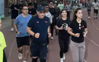 Kunjungi Lapangan THOR Surabaya, Hasto Kristiyanto Ajak Generasi Muda Bangun Karakter Bangsa Lewat Olahraga