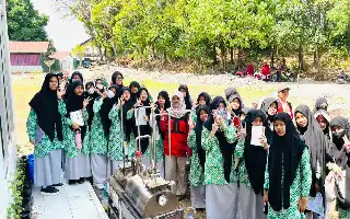 Edukasi Teknologi Pirolisis, Mahasiswa KKN Unhas Latih Warga Tamalanrea Ubah Sampah Plastik Jadi Minyak