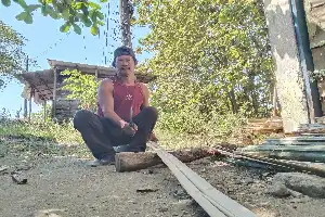 Ketekunan Subari Mengolah Anyaman Bambu: Mengubah Sasak Gedek Menjadi Pilar Ekonomi Keluarga