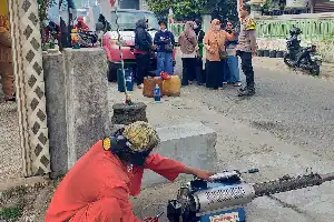 Antisipasi Penyebaran Penyakit Nyamuk, Dinkes dan Bhabinkamtibmas Kediri Gencarkan Fogging