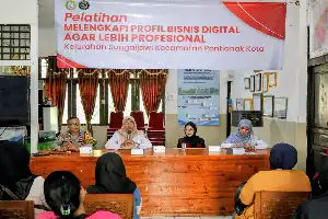 Sinergi Kamtibmas dan Ekonomi: Polsek Pontianak Kota Dukung Digitalisasi UMKM di Sungai Jawi