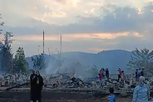 Diduga Korsleting, Kebakaran Besar Luluhlantakkan 70 Rumah Adat Kasepuhan Cipta Mulya Sukabumi