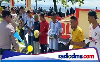 Polda Maluku Beri Dukungan Peralatan Olahraga bagi Pemuda Leihitu