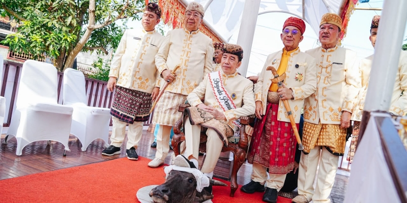 Makna di Balik Ritual Jokowi Menginjak Kepala Kerbau dalam Upacara Adat di Lampung