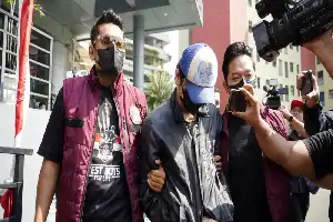 Pasca-Penangkapan Kasus Narkoba, Aktor Revaldo Jalani Pemeriksaan Kesehatan