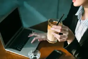 Fenomena Kopi Susu Kekinian: Transformasi Budaya Nongkrong dan Peluang Bisnis Menjanjikan