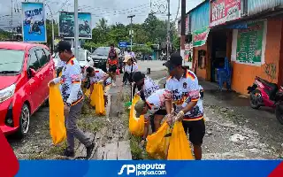 Fans Jerman Timika Ajak Warga Jaga Kota Lewat Olahraga dan Aksi Bersih Sampah