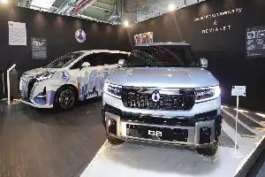 Redefinisi Kemewahan Otomotif: DENZA B8 Padukan Teknologi dan Seni Suara