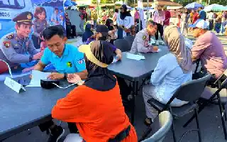 Polres Wonogiri Gelar Bakti Kesehatan Gratis dan Bagikan Kacamata Baca di Car Free Day