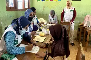 Tingkatkan Kesehatan Anak, KKN Unigoro dan Polindes Gelar Screening Medis di SDN Turi 1