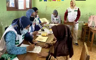 Tingkatkan Kesehatan Anak, KKN Unigoro dan Polindes Gelar Screening Medis di SDN Turi 1